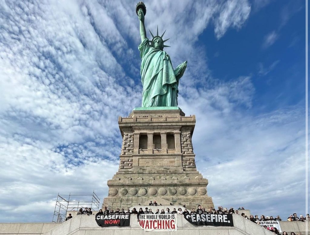 ΗΠΑ: Κατάληψη στο Άγαλμα της Ελευθερίας από διαδηλωτές και οργανώσεις που ζητούν εκκεχειρία