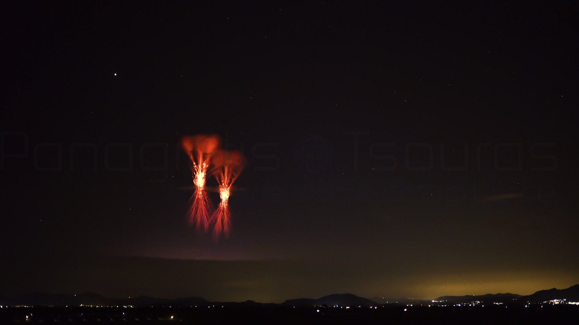 Σπάνιος κεραυνός με διπλό red sprite στο Αιγαίο - Δείτε τη συγκλονιστική φωτογραφία