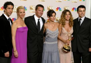 Συντετριμμένη η Κόρτνεϊ Κοξ – Η πρώτη εμφάνιση μετά τον θάνατο του Μάθιου Πέρι