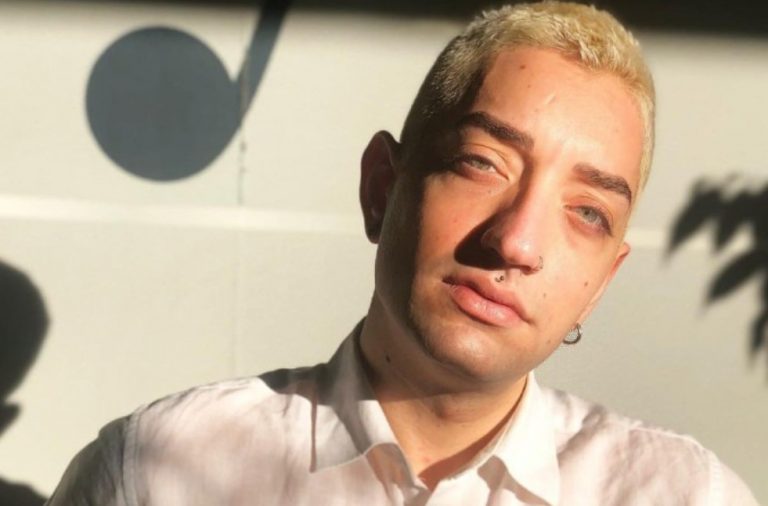 Ο Γιάννης Κατινάκης καταγγέλλει νέα ομοφοβική επίθεση σε βάρος του – «Περνάει ένα αυτοκίνητο και…»