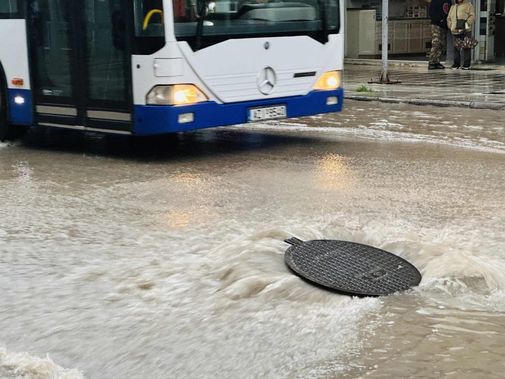 Πλημμύρες και ζημιές από το νέο κύμα κακοκαιρίας στη δυτική Ελλάδα – Δεμένα τα πλοία στα λιμάνια