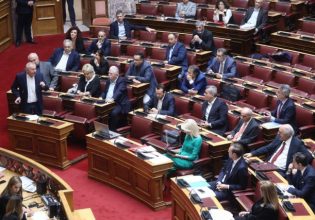 Κόντρα Μάντζου – Παφίλη στη Βουλή για τα Τέμπη