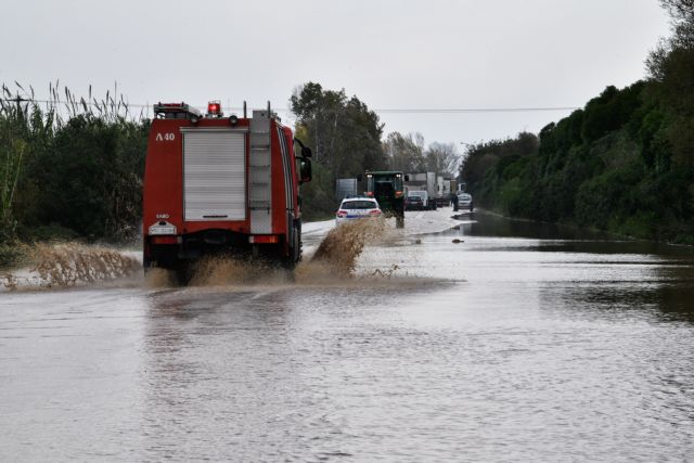 Κακοκαιρία: «Βροχή» οι κλήσεις στην Πυροσβεστική λόγω των ισχυρών ανέμων και των βροχοπτώσεων