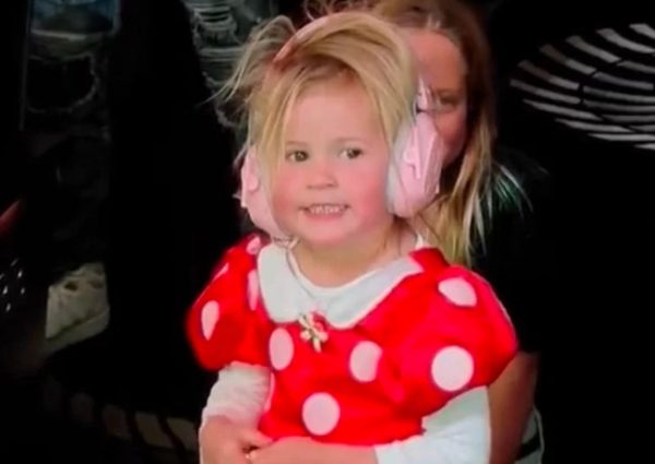 Αυτό το γλυκύτατο κοριτσάκι είναι κόρη δύο σταρ