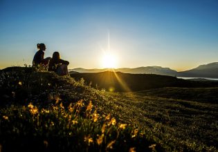 Φρένο στη μοναξιά των πολιτών της βάζει η Σουηδία με την καμπάνια «Γεια»