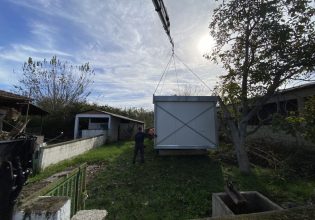 Τοποθετήθηκαν οι πρώτοι οικίσκοι για πλημμυροπαθείς στα οικόπεδα που είναι τα σπίτια τους