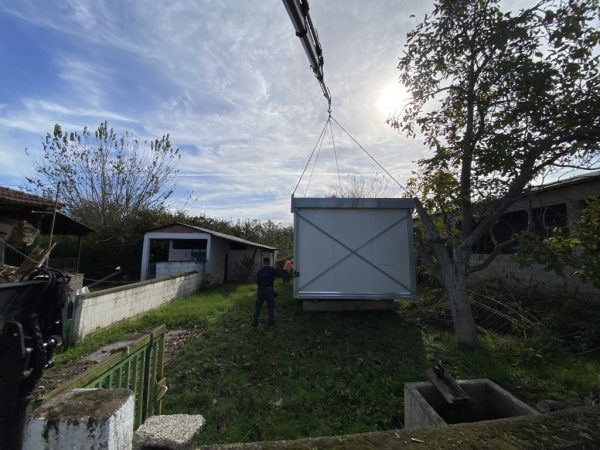 Τοποθετήθηκαν οι πρώτοι οικίσκοι για πλημμυροπαθείς στα οικόπεδα που είναι τα σπίτια τους