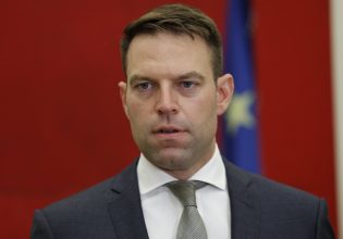 Τέμπη: Πυρ ομαδόν κατά Άδωνι – Τον «καλύπτει» η ΝΔ