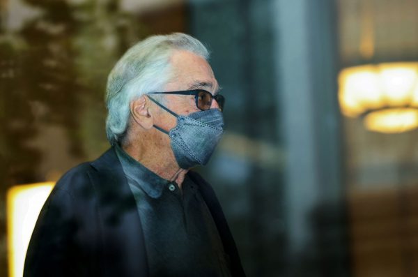 Ο Ρόμπερτ Ντε Νίρο κατά την άφιξή του στο δικαστήριο στη Νέα Υόρκη