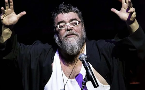 Σταμάτης Κραουνάκης: «Καίγεται η Παλαιστίνη και όλο το σουργιελαριό ασχολείται με τη χοντρή»