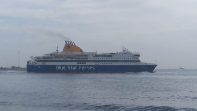 Κακοκαιρία: Δεν μπόρεσε να δέσει στο λιμάνι της Ρόδου το Blue Star Patmos