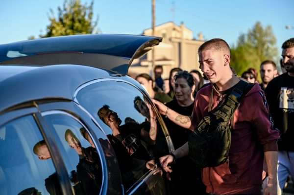 Αλίαρτος: Οδύνη στην κηδεία του 17χρονου – Υποβασταζόμενη η μητέρα του, λιποθύμησε ο αδερφός του