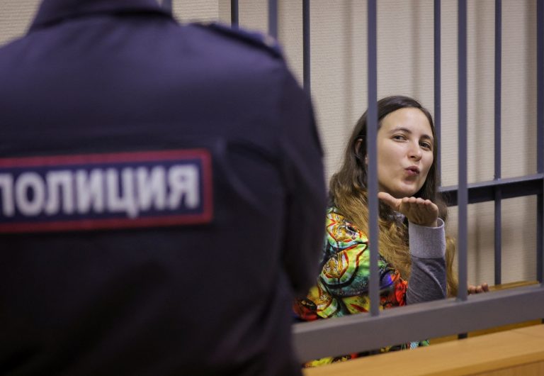 Ρωσία: Στη φυλακή γυναίκα καλλιτέχνις για αντιπολεμική διαμαρτυρία