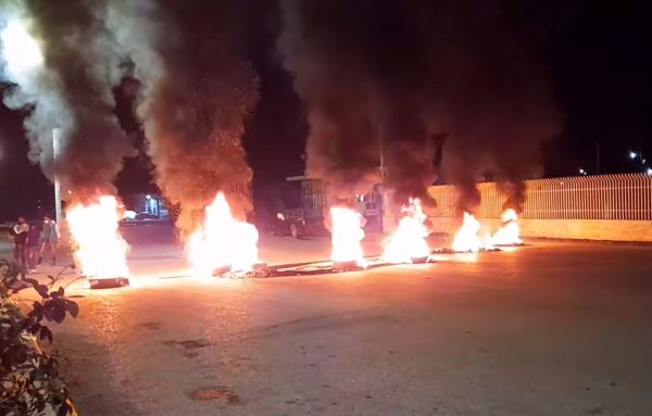 Θήβα: Σοβαρά επεισόδια με Ρομά στο Πυρί – Βάζουν φωτιές και στήνουν οδοφράγματα