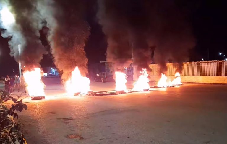 Θήβα: Σοβαρά επεισόδια με Ρομά στο Πυρί – Βάζουν φωτιές και στήνουν οδοφράγματα