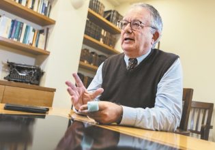 Νίκος Αλιβιζάτος: Η αμφίρροπη μάχη μεταξύ λαϊκισμού και εκσυγχρονισμού