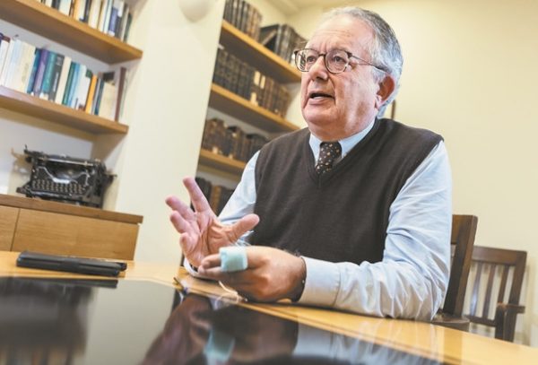 Νίκος Αλιβιζάτος: Η αμφίρροπη μάχη μεταξύ λαϊκισμού και εκσυγχρονισμού