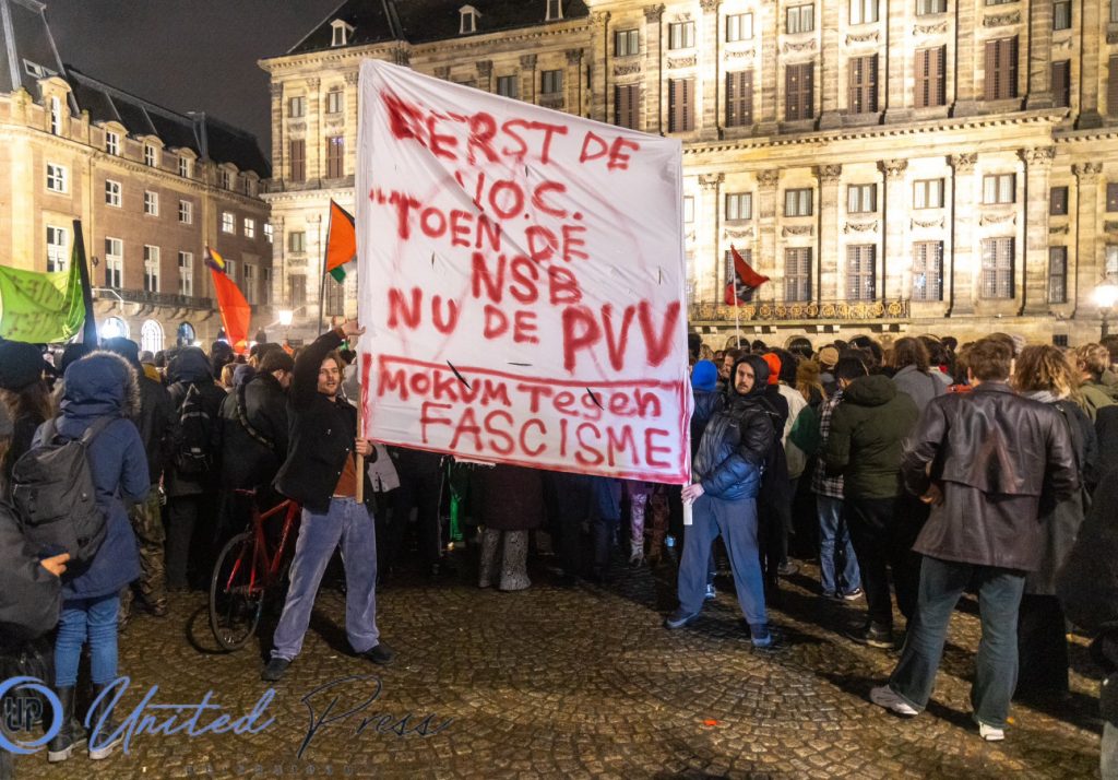 Ολλανδία: Στους δρόμους οι πολίτες μετά τη νίκη του ακροδεξιού Γκέερτ Βίλντερς