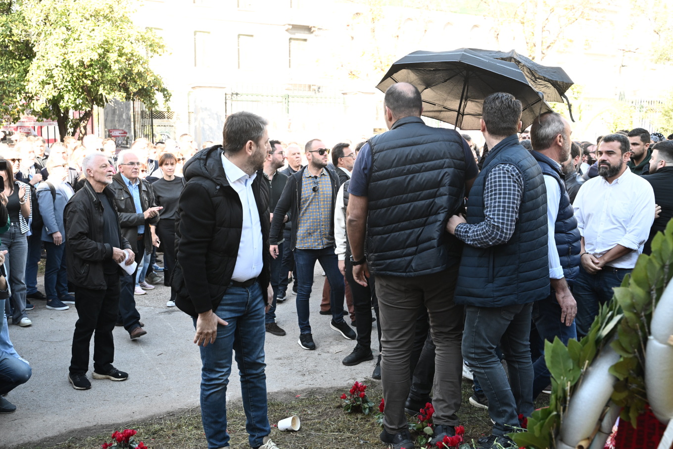 Στο Πολυτεχνείο ο Ανδρουλάκης – Του πέταξαν καφέδες, άνοιξαν ομπρέλες για να τον προστατεύσουν [Εικόνες]