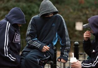 «Έφοδος» της ΕΛ.ΑΣ. σε 7 στέκια νεαρών – Δεκάδες έλεγχοι και σύλληψη 17χρονου με πτυσσόμενο μαχαίρι