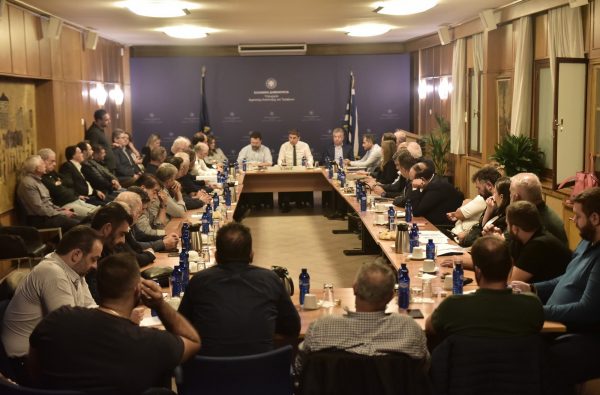 Λευτέρης Αυγενάκης: Σύσκεψη με αγρότες της Κρήτης για τις κομμένες επιδοτήσεις