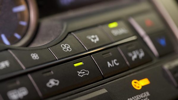 Αυτό είναι το κουμπί στο αυτοκίνητο που απαγορεύεται να πατήσεις τον χειμώνα