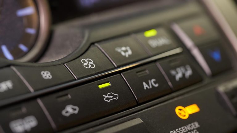 Αυτό είναι το κουμπί στο αυτοκίνητο που απαγορεύεται να πατήσεις τον χειμώνα