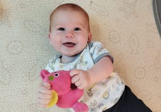 Ισραήλ: Δέκα μηνών ο μικρότερος όμηρος της Χαμάς – Η τύχη των δύο «αδερφών με τα κόκκινα μαλλιά»