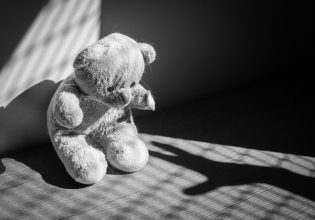 Γαλλία: Πήγε στην αστυνομία και ομολόγησε ότι σκότωσε τις τρεις κόρες του