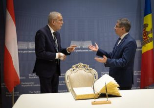 Μολδαβία: Ο σκύλος της προέδρου Σάντου δάγκωσε τον πρόεδρο της Αυστρίας (δείτε βίντεο)