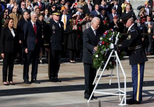 Τζο Μπάιντεν: Τι συμβαίνει με την υγεία του; – Χρειάστηκε βοήθεια από φρουρό σε τελετή κατάθεσης στεφάνου