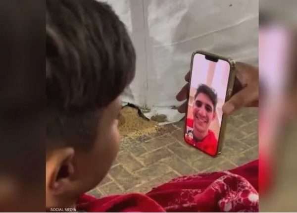 Αγοράκι που έχασε το πόδι του στη Γάζα ξεσπά σε κλάματα μιλώντας με τον αγαπημένο του τερματοφύλακα – Συγκινητικό βίντεο