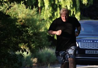 Ο Μπόρις Τζόνσον σε… νέες περιπέτειες – «Σκοτώνει» τον κοροναϊό το πιστολάκι για τα μαλλιά;