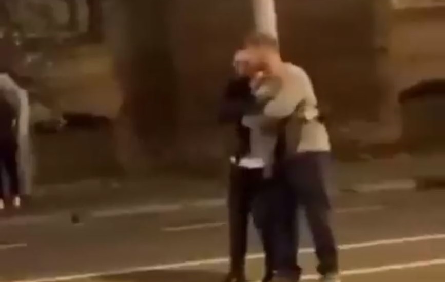 Απίστευτο βίντεο: Μεθυσμένος ο Μπράμπετς παραπατάει στη μέση του δρόμου