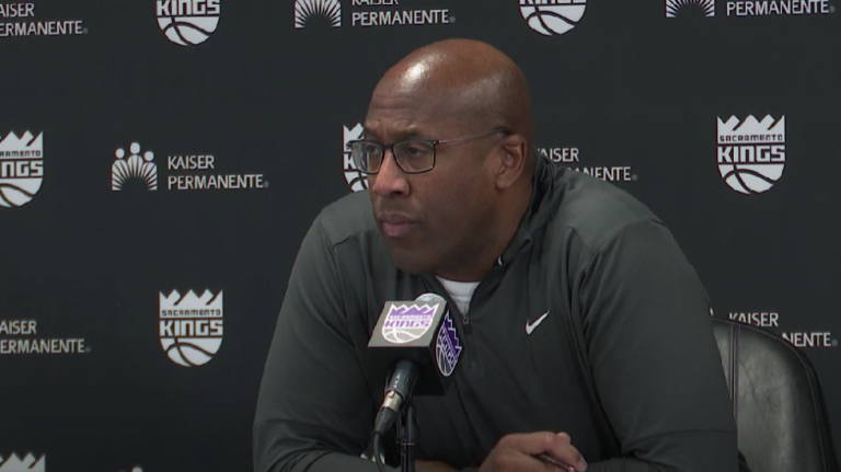 Μάικ Μπράουν για Βεζένκοφ: «Κάνει πράγματα που δεν φαίνονται στη στατιστική»