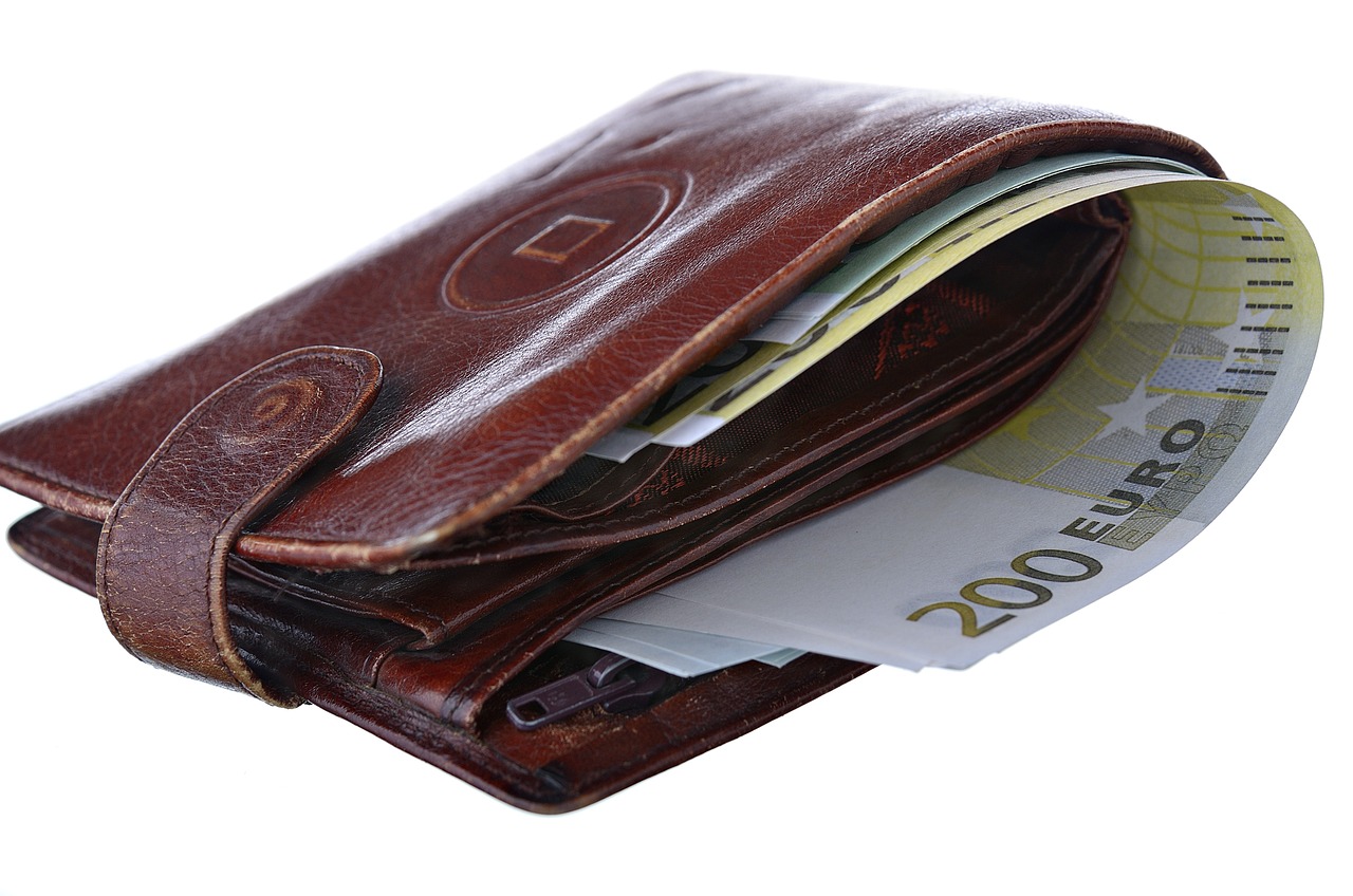 Cash: The end of the era of pickpockets and bank robbers