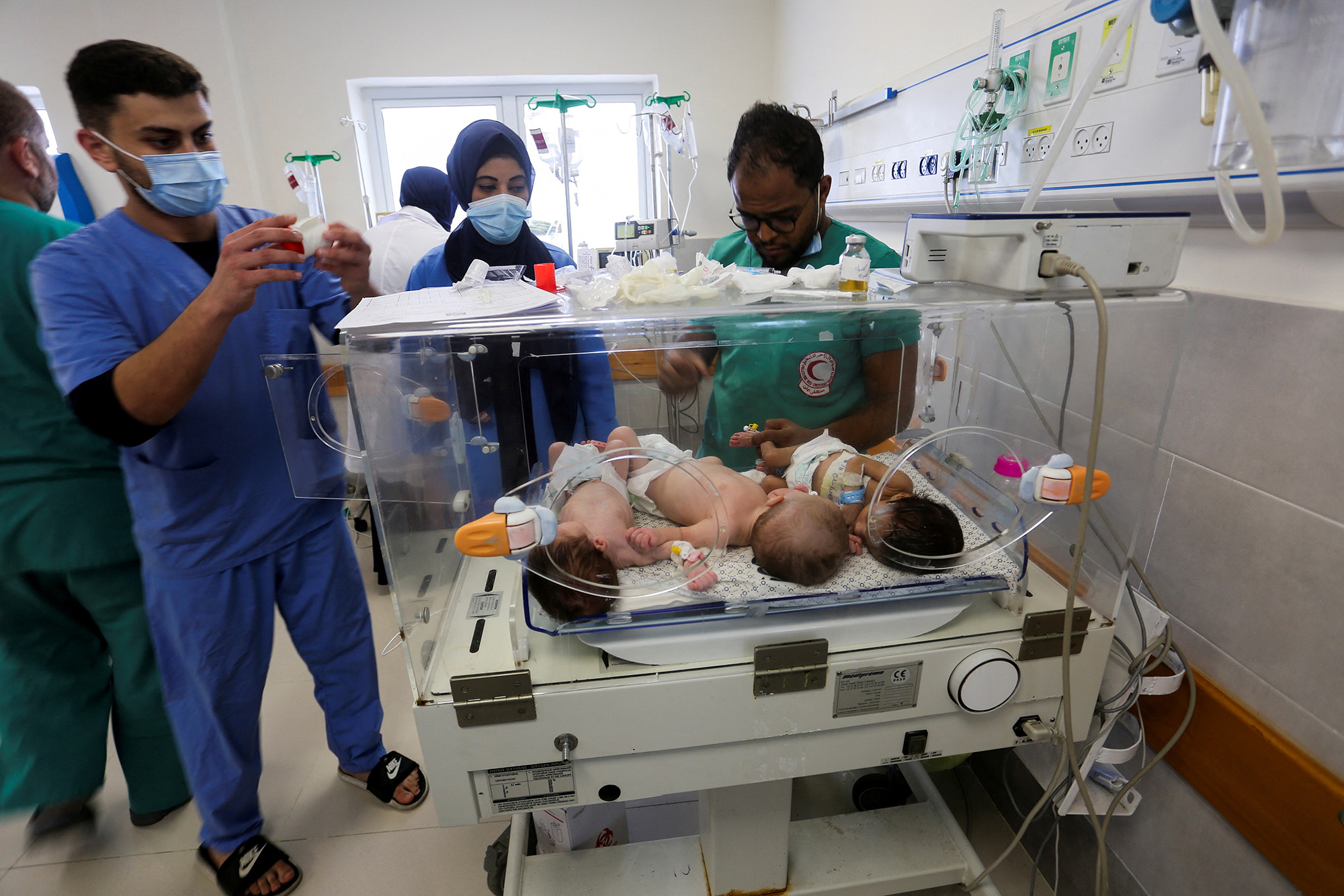 Live: Ο ισραηλινός στρατός πολιορκεί το Ινδονησιακό Νοσοκομείο – Στο στόχαστρο και η νότια Γάζα