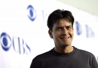 Τσάρλι Σιν: Τα ξαναβρήκε με τον δημιουργό του «Two and a Half Men»