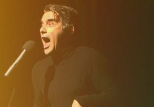 «Κόκκαλο»: Η παράσταση που καθήλωσε το κοινό της Νέας Υόρκης έρχεται στην Αθήνα για λίγες μόνο παραστάσεις