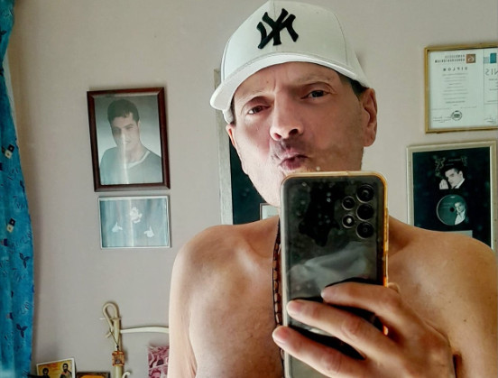 Γιώργος Δασκαλάκης: Απαντά γυμνός στους celebrities που «εκμεταλλεύονται» τον καρκίνο