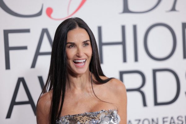 Η Ντέμι Μουρ γιορτάζει τα γενέθλια του σκύλου της με φωτογραφίες από την Ελλάδα