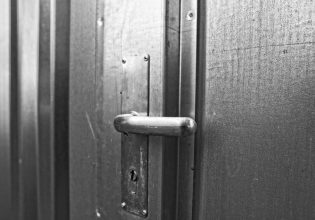 Ο Τσακαλώτος ανοίγει την πόρτα εξόδου για τους Αριστερούς, ο Κασσελάκης της εισόδου για τον Ανδρουλακη