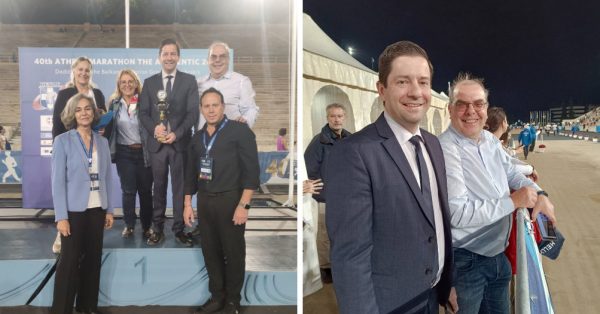 Στη σχετική φωτογραφία η Πρόεδρος του ΣΕΓΑΣ, Σοφία Σακοράφα, και ο Αντιπρόεδρος, Κώστας Κεντέρης, απονέμουν το τιμητικό έπαθλο στους καθηγητές του ΕΚΠΑ