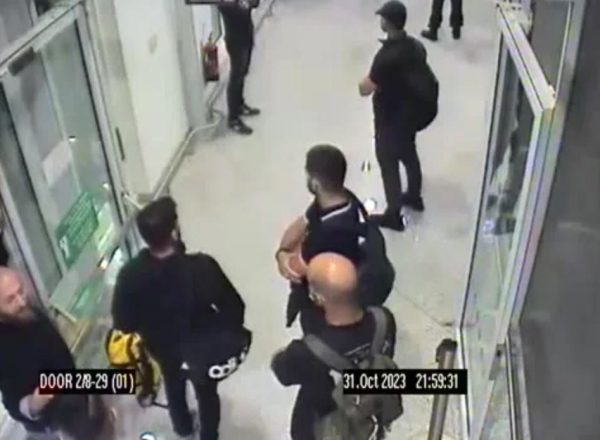 Η στιγμή της σύλληψης των 21 Ιταλών ακροδεξιών στο «Ελ. Βενιζέλος»