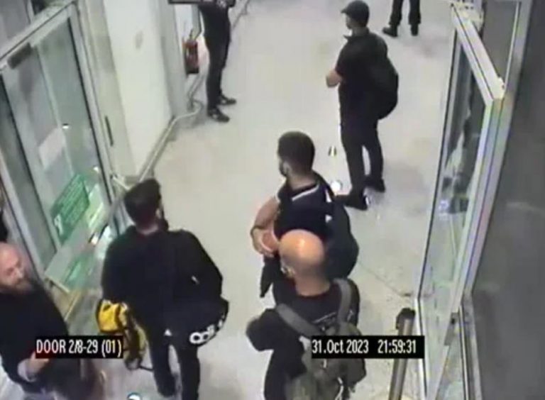 Η στιγμή της σύλληψης των 21 Ιταλών ακροδεξιών στο «Ελ. Βενιζέλος»