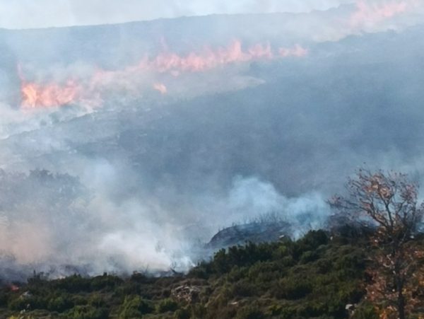 Κρήτη: Διπλό πύρινο μέτωπο στα Αστερούσια Όρη