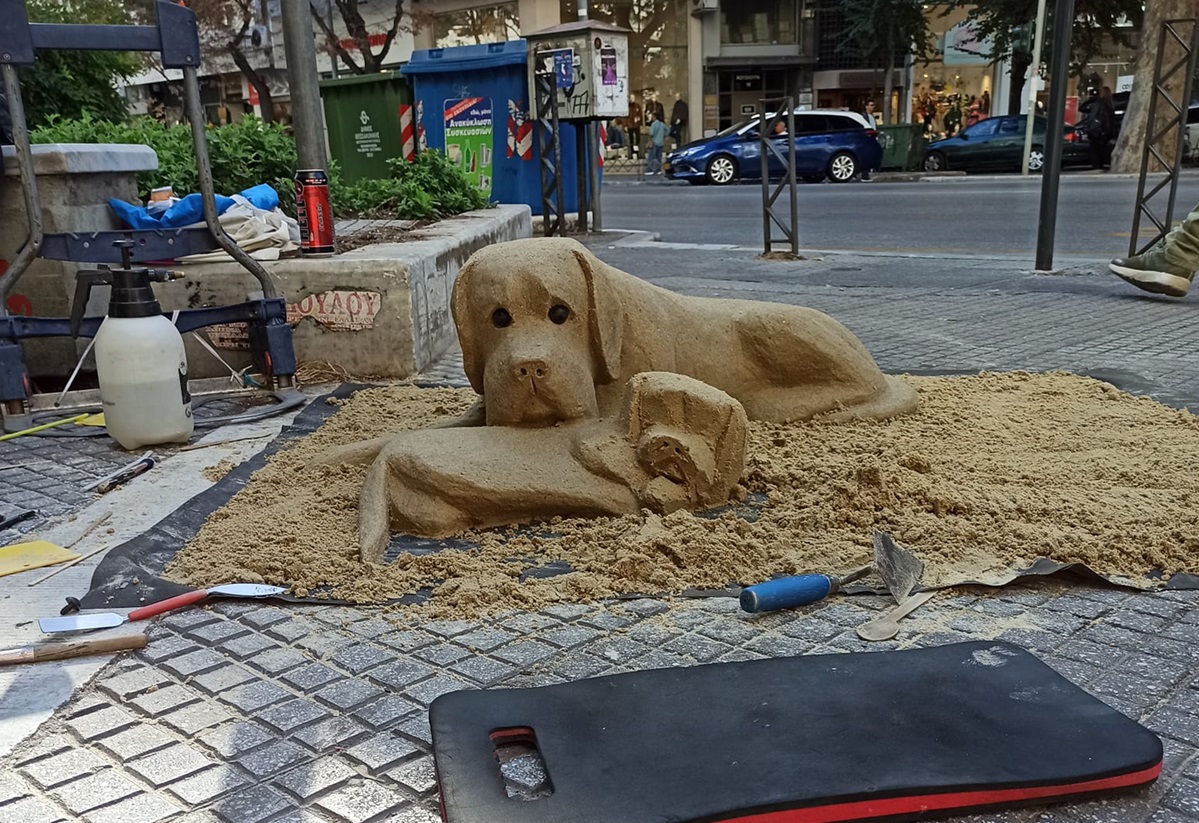 Θεσσαλονίκη: Το εντυπωσιακό γλυπτό από άμμο που κεντρίζει τα βλέμματα στην οδό Τσιμισκή