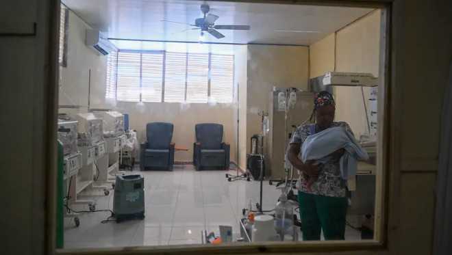 Αϊτή: Απομακρύνθηκαν ασθενείς από νοσοκομείο της πρωτεύουσας εξαιτίας συγκρούσεων συμμοριών