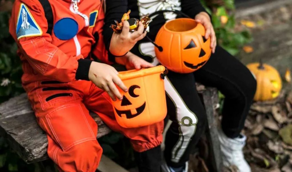Halloween: Παιδιά θέλησαν να αφήσουν γλυκά σε σπίτι, όμως είδαν τον ιδιοκτήτη να τους σημαδεύει με όπλο