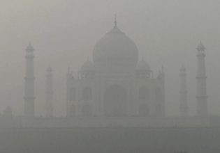Προβλήματα στην Ινδία λόγω ομίχλης – Καλύφθηκε από πυκνό νέφος τo Ταζ Μαχάλ